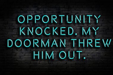 Tuğla duvardaki ışıklı neon tabela olarak bilgece alıntı