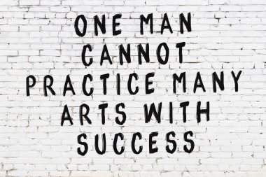 Üzerinde mantıklı alıntıların yazılı olduğu siyah boyanmış beyaz tuğla duvar.