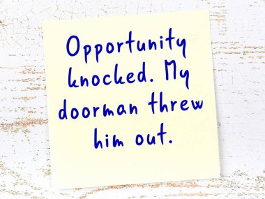 Tahta duvarda asılı sarı yapışkan nota elle yazılmış bilgece bir alıntı.