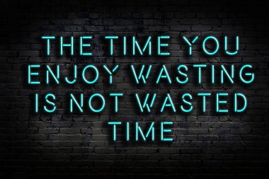 Zekice ve motive edici bir alıntı. Karanlıkta duvarda neon levhası