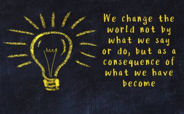 Bilgece bir alıntı ve siyah karatahtaya bir ampul çizimi