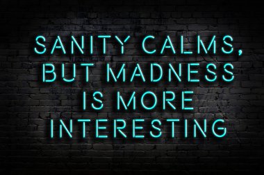 Tuğla duvardaki ışıklı neon tabela olarak bilgece alıntı