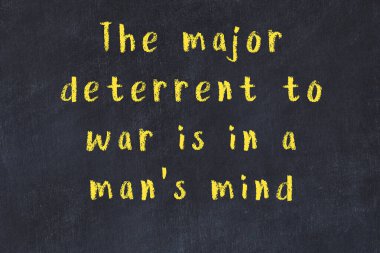 Bilgece motive edici el yazısı tebeşirle yazılmış siyah karatahta