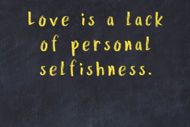 Siyah masa üzerine tebeşirle yazılmış zekice bir söz.