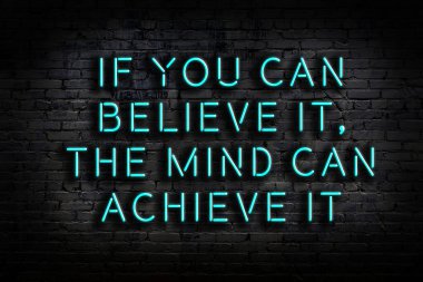 Tuğla duvardaki ışıklı neon tabela olarak bilgece alıntı