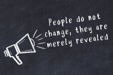 Bir hoparlörün tebeşir çizimi ve siyah karatahtaya el yazısıyla yazılmış alıntılar