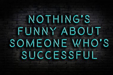 Tuğla duvardaki ışıklı neon tabela olarak bilgece alıntı