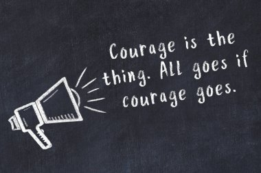 Bir hoparlörün tebeşir çizimi ve siyah karatahtaya el yazısıyla yazılmış alıntılar