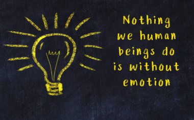 Bir karatahtaya ve bir ampul çizimine elle yazılmış akıllı bir alıntı.