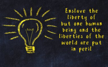 Bilgece bir alıntı ve siyah karatahtaya bir ampul çizimi