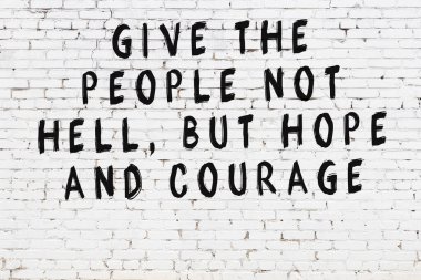 Üzerinde mantıklı alıntıların yazılı olduğu siyah boyanmış beyaz tuğla duvar.