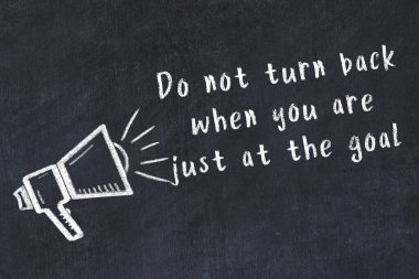 Bir hoparlörün tebeşir çizimi ve siyah karatahtaya el yazısıyla yazılmış alıntılar