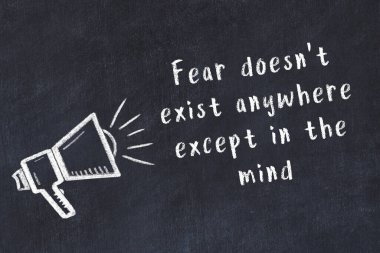 Bilge motivasyonel yazıtlı siyah karatahtaya hoparlör çizimi