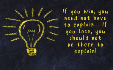 Bir karatahtaya ve bir ampul çizimine elle yazılmış akıllı bir alıntı.