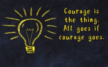 Bir karatahtaya ve bir ampul çizimine elle yazılmış akıllı bir alıntı.