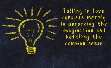 Bir karatahtaya ve bir ampul çizimine elle yazılmış akıllı bir alıntı.