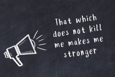 Bir hoparlörün tebeşir çizimi ve siyah karatahtaya el yazısıyla yazılmış alıntılar