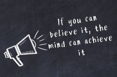 Bilge motivasyonel yazıtlı siyah karatahtaya hoparlör çizimi