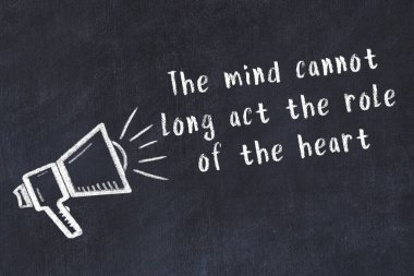 Bilge motivasyonel yazıtlı siyah karatahtaya hoparlör çizimi