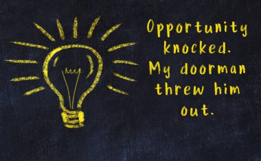 Bilgece bir alıntı ve siyah karatahtaya bir ampul çizimi