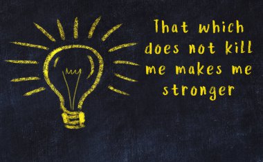 Bilgece bir alıntı ve siyah karatahtaya bir ampul çizimi