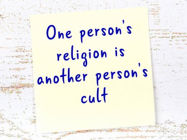 Tahta duvarda el yazısı motivasyon alıntısı olan sarı yapışkan not