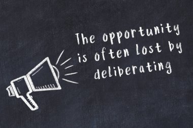 Bir hoparlörün tebeşir çizimi ve siyah karatahtaya el yazısıyla yazılmış alıntılar