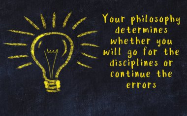 Bir karatahtaya ve bir ampul çizimine elle yazılmış akıllı bir alıntı.