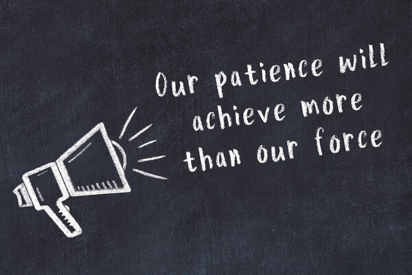 Рисунок мелом громкоговорителя и рукописная мудрая цитата на черной доске