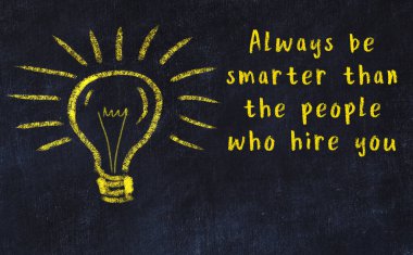 Bir karatahtaya ve bir ampul çizimine elle yazılmış akıllı bir alıntı.