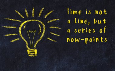 Bir karatahtaya ve bir ampul çizimine elle yazılmış akıllı bir alıntı.