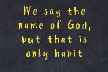 Siyah masa üzerine tebeşirle yazılmış zekice bir söz.