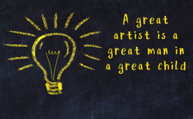 Bilgece bir alıntı ve siyah karatahtaya bir ampul çizimi