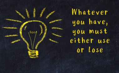 Bir karatahtaya ve bir ampul çizimine elle yazılmış akıllı bir alıntı.