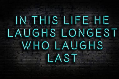 Tuğla duvardaki ışıklı neon tabela olarak bilgece alıntı