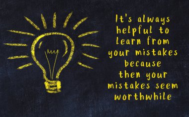 Bir karatahtaya ve bir ampul çizimine elle yazılmış akıllı bir alıntı.