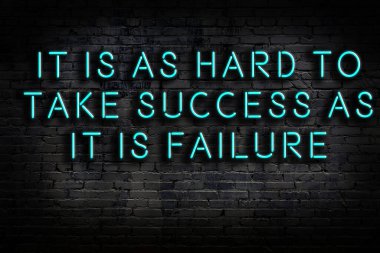 Tuğla duvardaki ışıklı neon tabela olarak bilgece alıntı