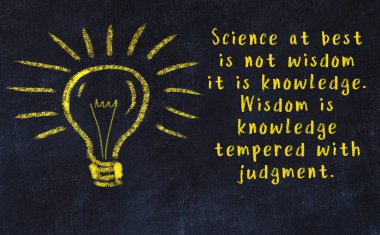 Bir karatahtaya ve bir ampul çizimine elle yazılmış akıllı bir alıntı.