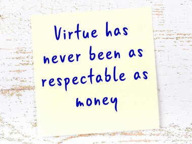 Tahta duvarda el yazısı motivasyon alıntısı olan sarı yapışkan not