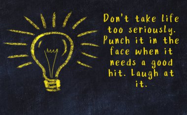 Bilgece bir alıntı ve siyah karatahtaya bir ampul çizimi