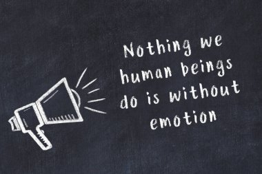 Bilge motivasyonel yazıtlı siyah karatahtaya hoparlör çizimi