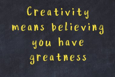 Siyah masa üzerine tebeşirle yazılmış zekice bir söz.