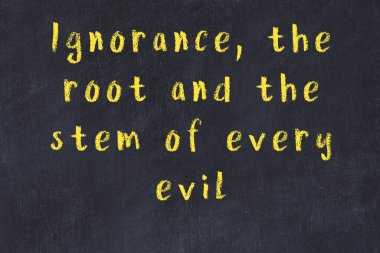 Siyah tahta üzerine akıllı alıntıların el yazması tebeşir yazısı