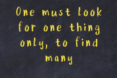 Siyah tahta üzerine akıllı alıntıların el yazması tebeşir yazısı