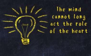 Bir karatahtaya ve bir ampul çizimine elle yazılmış akıllı bir alıntı.