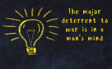 Bir karatahtaya ve bir ampul çizimine elle yazılmış akıllı bir alıntı.