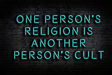 Zekice ve motive edici bir alıntı. Karanlıkta duvarda neon levhası