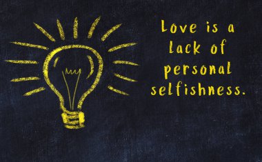 Bilgece bir alıntı ve siyah karatahtaya bir ampul çizimi