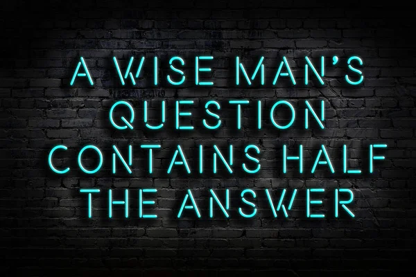 Умная Мотивационная Цитата Неоновая Вывеска Кирпичной Стене Темноте — стоковое фото