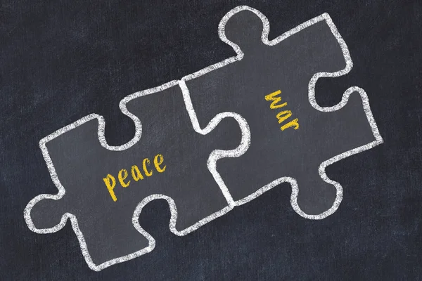 言葉の平和と戦争と2つのパズルのチョーク図面 問題解決の概念 — ストック写真